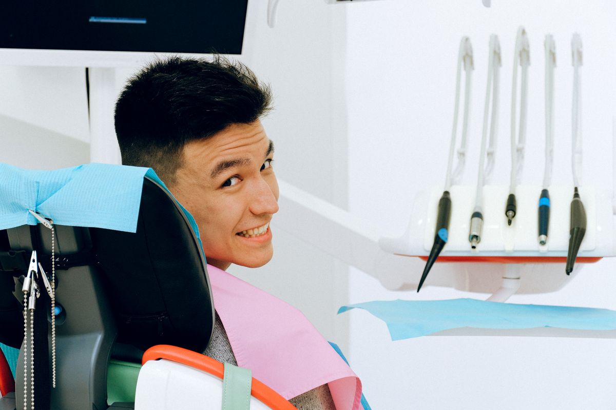 Paciente sonriendo en el sillón de una clínica dental