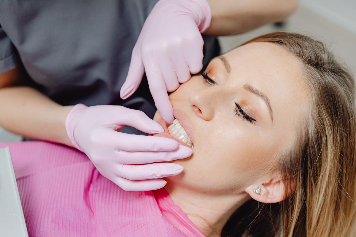 Odontólogo revisando los dientes de una paciente
