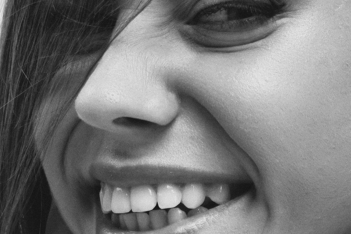 Primer plano de una sonrisa en blanco y negro