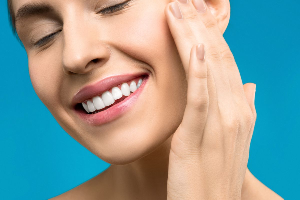 Mujer sonriendo con dientes blancos