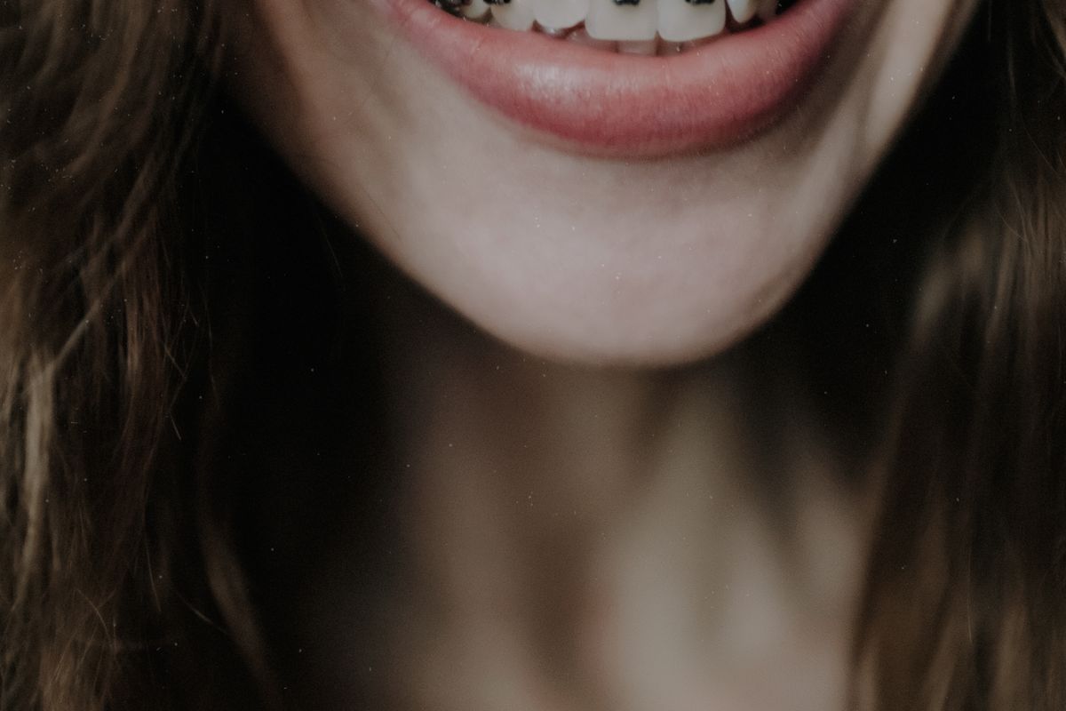 Primer plano de la sonrisa de una mujer